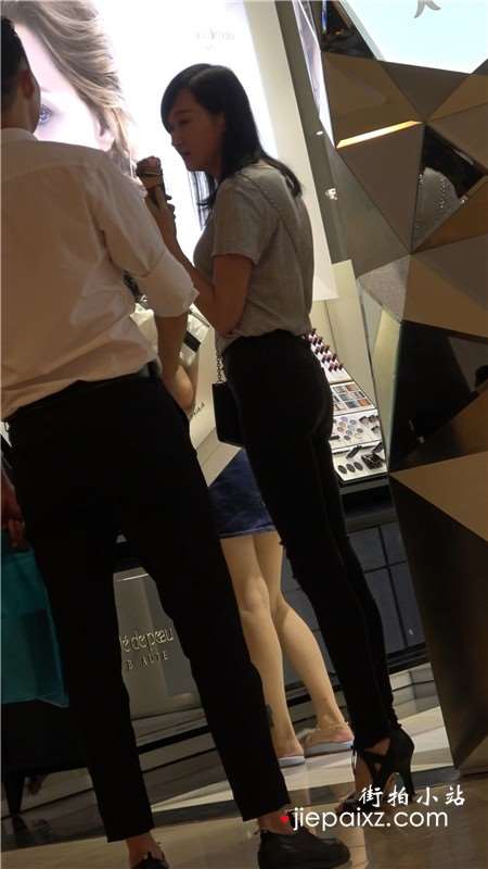 4K - 跟姐妹逛商场的超紧身裤街拍圆臀美女 [1.36 GB]