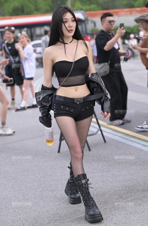 黑丝热裤小妹
