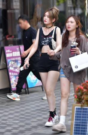 &甜美白皙热裤美女