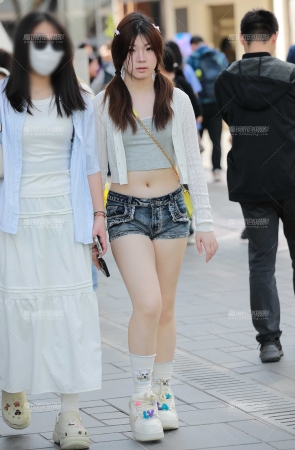 牛仔热裤小妹