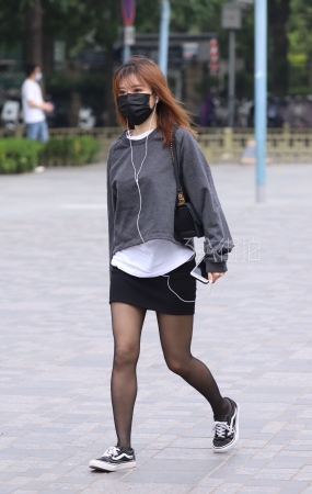 紧身短裙的黑丝女孩-12P