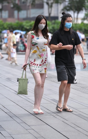 凉拖花短裙