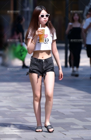 &牛仔热裤小美女
