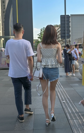 小吊带热裤高跟美腿小姐姐