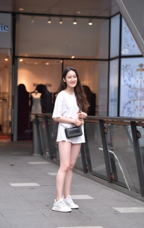 消失的下装，大白腿美眉