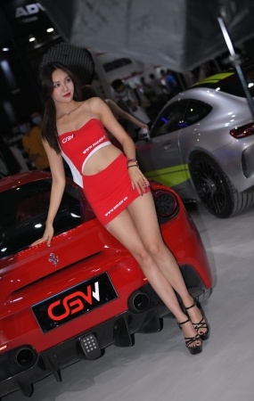 红裙美女模特