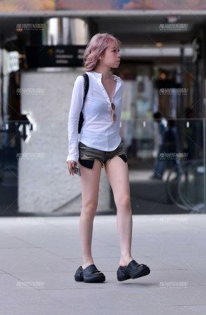 &白皙牛仔热裤小美女