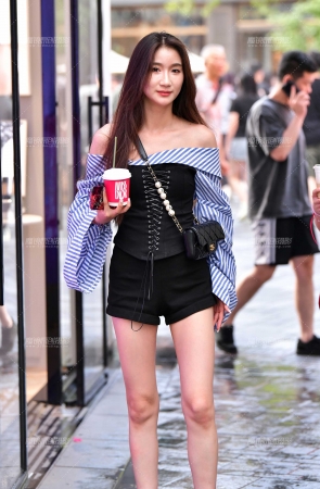 &香肩热裤美女