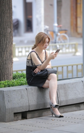 寂寞的她，你是否想上前撩她