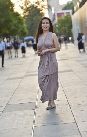 黄昏下珠圆玉润的美妇