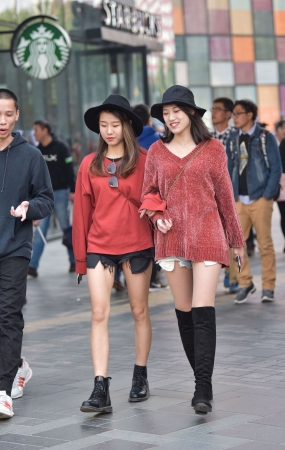 初冬时的两位时尚美腿小姐姐