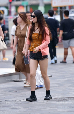 &逛街牛仔热裤美女