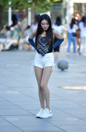 &肉丝袜热裤美女