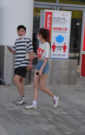 紧身热裤美女