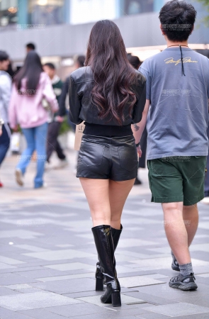 &皮热裤美女