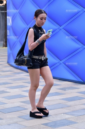 &黑色紧致热裤美女
