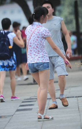 2016-07-13翘臀小短裤少女12张