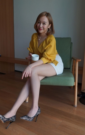 性感肉丝短裙配黄衫