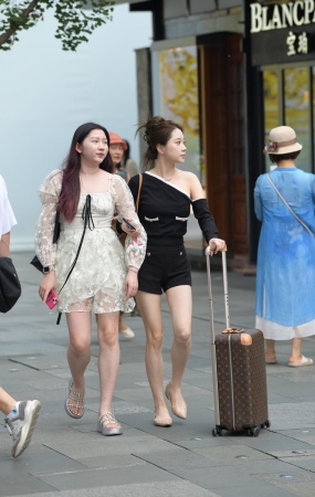 水嫩润唇，平底鞋女生