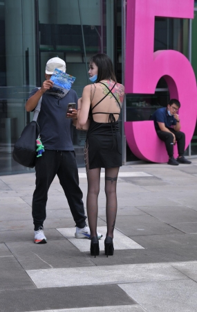 菲菲黑丝高跟开叉裙