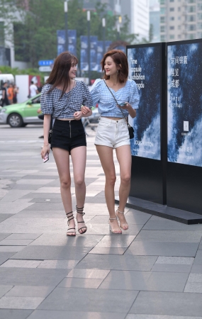 热裤，美腿倆闺蜜