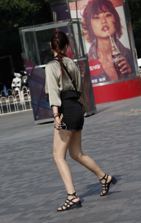 紧绷的热裤美腿小妹