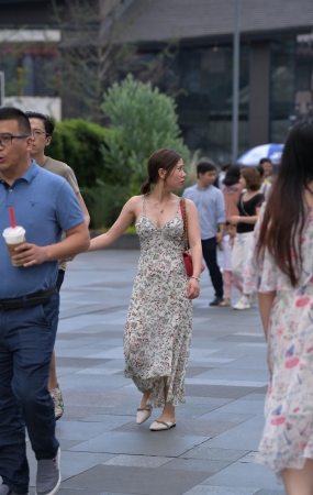 他，有一个丰满迷人的媳妇