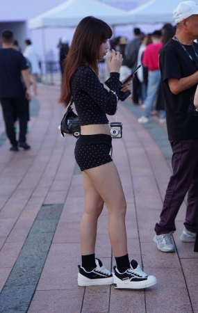 斑点热裤少女 240416-1