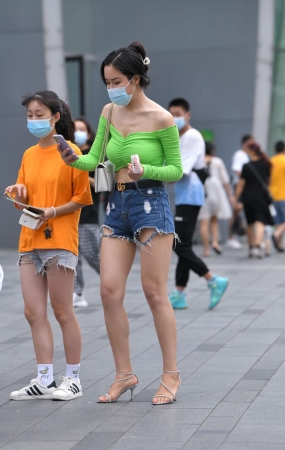 绿衣热裤高跟