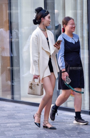 &高挑黑色热裤美女