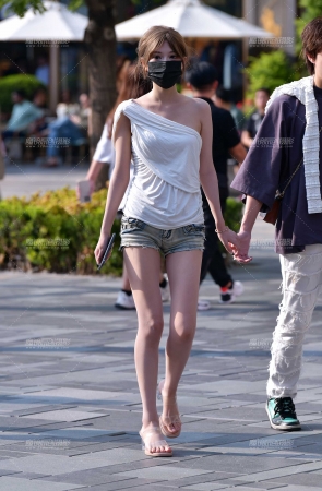 &长腿苗条热裤美女