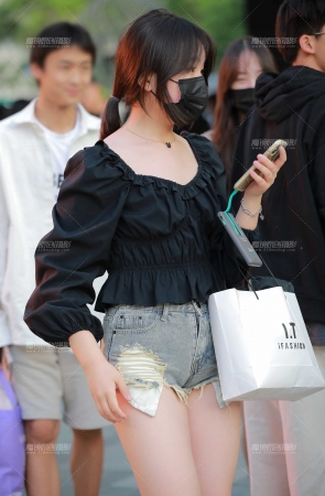 牛仔热裤小妹