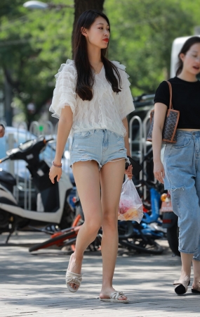 修长美腿高挑美女