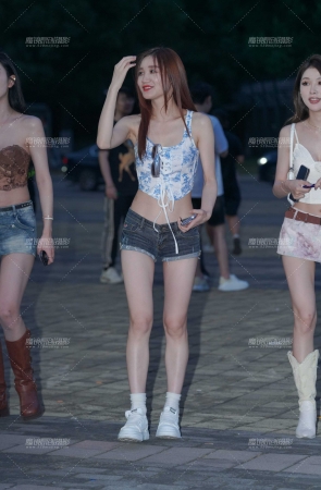 热裤美眉