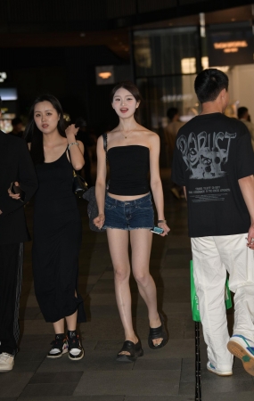 热裤大长腿性感女生