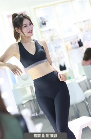 展会上瑜伽裤模特静态展示,曼妙身材!