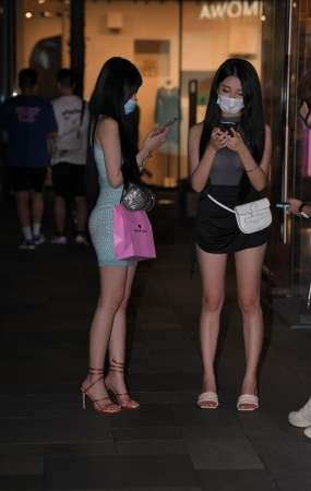 蓝黑裙俩美女