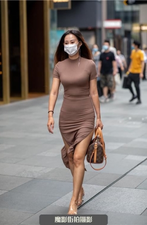 棕色连体裙开叉设计显腿长,简约时尚显气质