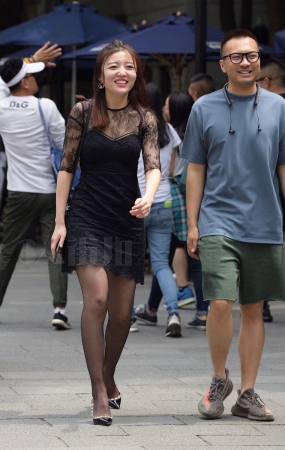 今天蹲守拍到的黑丝美腿，年轻就是资本啊-15P