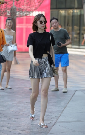 优衣库门前的白皙美腿美女-15P