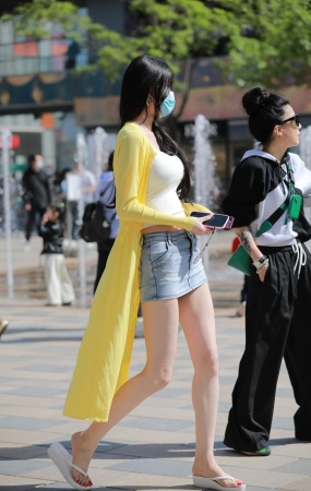热裤靓妹