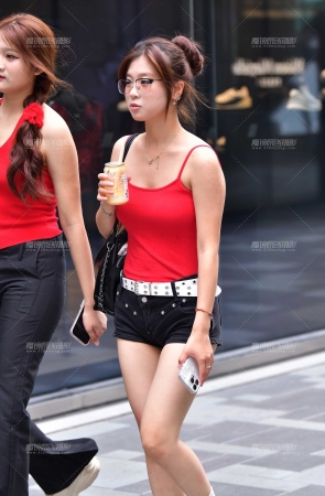 &红吊带热裤美女