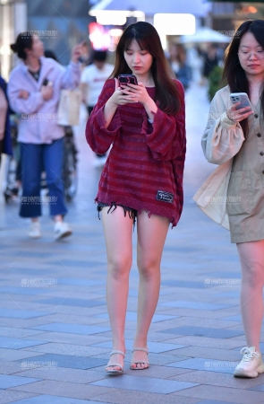 &文静高跟热裤美女