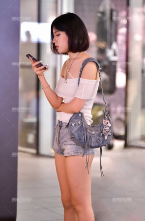 &白皙高挑热裤美女