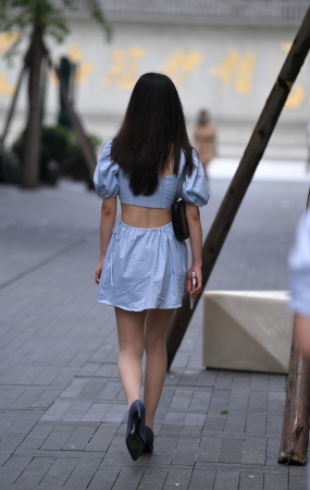 蓝裙丝袜美女