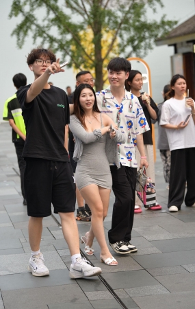 超短包臀裙，性感女友