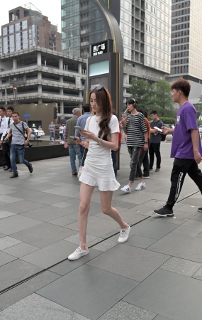小姐姐的裙子好短耶