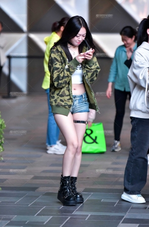 &腼腆牛仔热裤美女