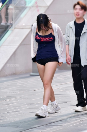 &低头热裤美女