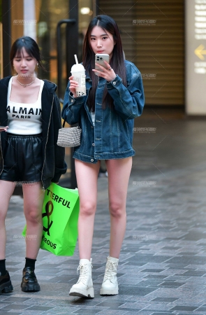 &苗条牛仔热裤美女